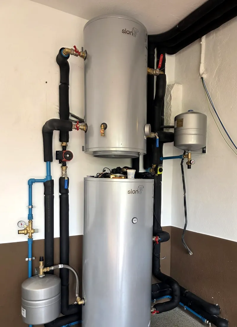 Depósitos de agua caliente con tuberías aisladas en una instalación de aerotermia