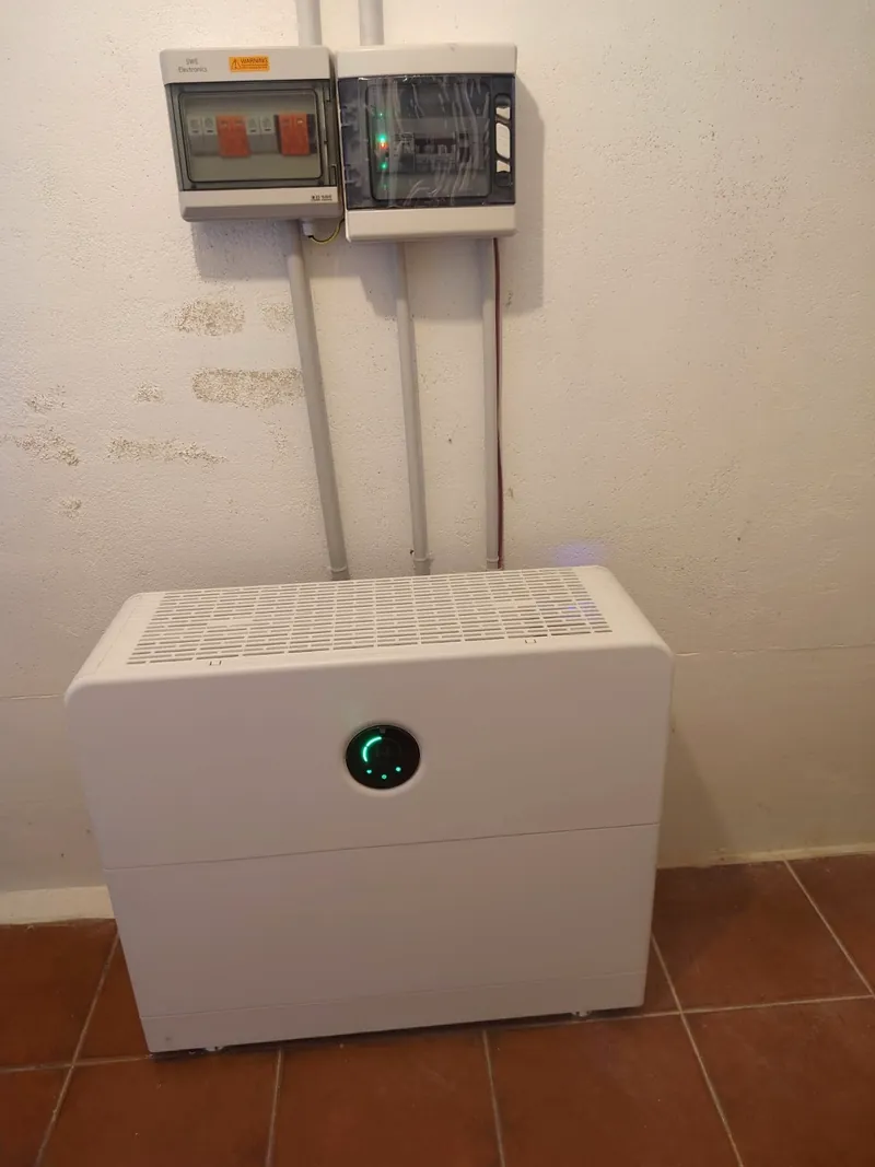 Batería de almacenamiento solar con cuadros de protección sobre la pared
