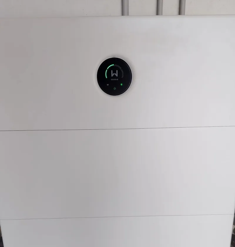 Batería apilable de tres módulos con indicador luminoso
