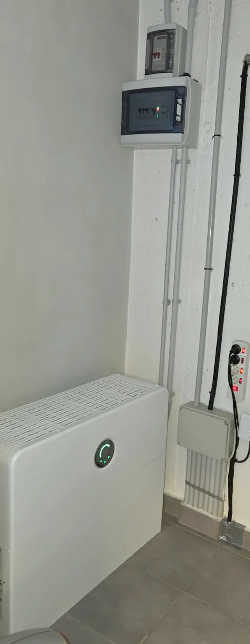 Batería de almacenamiento y cuadros eléctricos instalados en un garaje