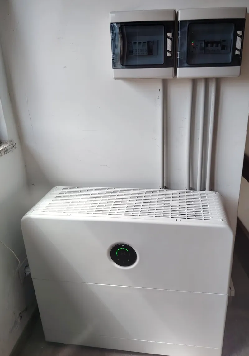 Batería solar instalada en una vivienda con cuadros de protecciones