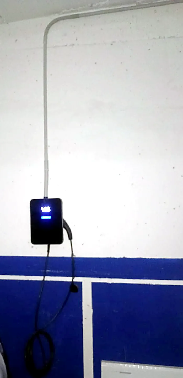 Cargador de vehículo eléctrico instalado en un garaje comunitario