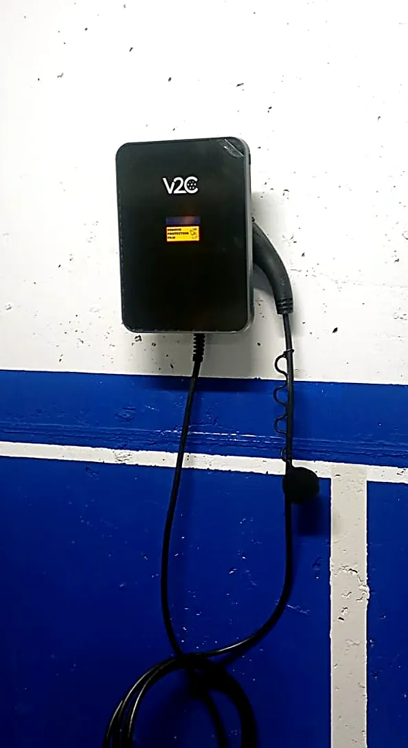 Cargador de vehículo eléctrico en pared de garaje