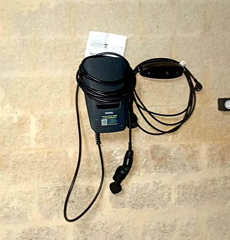 Punto de carga para vehículo eléctrico instalado en pared de bloque