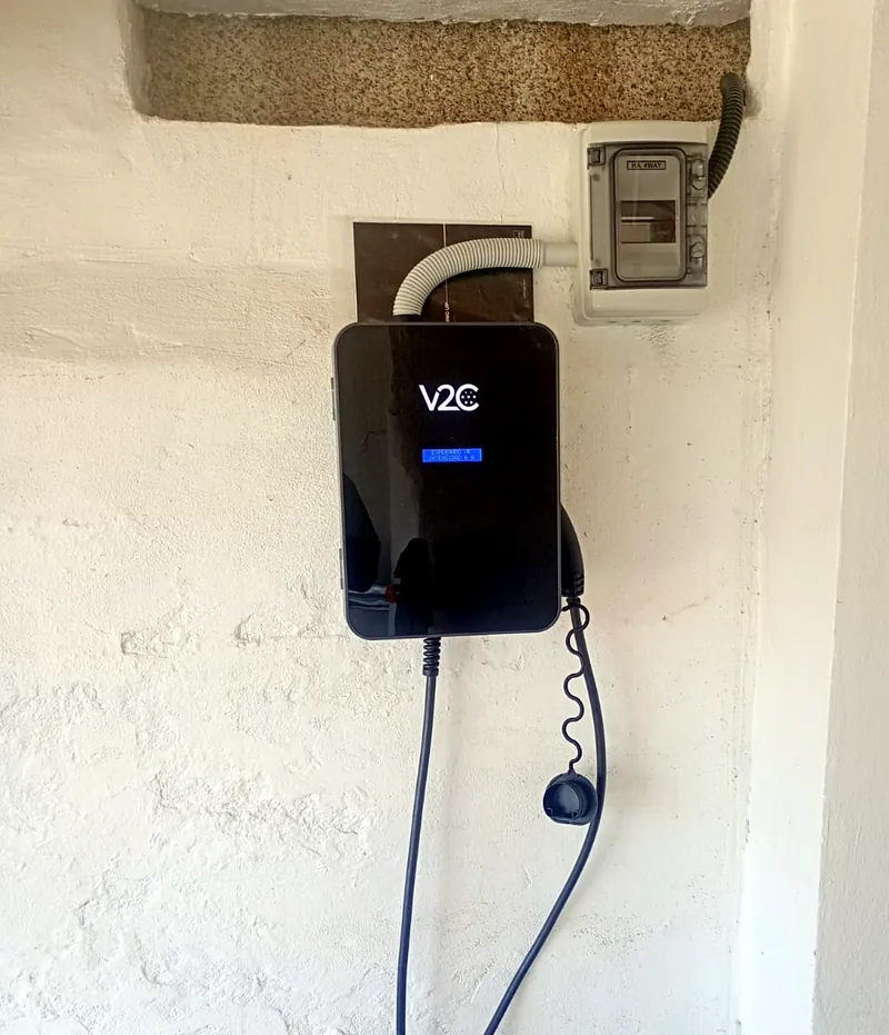 Punto de carga de coche eléctrico con cuadro de protección en una cochera