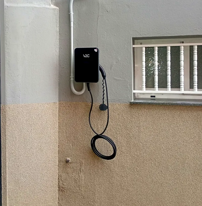 Cargador de vehículo eléctrico instalado en el patio de una vivienda