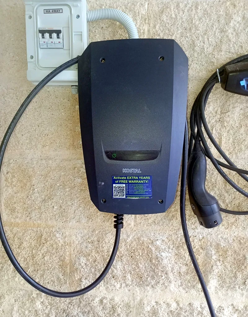 Cargador de vehículo eléctrico con cuadro de protección en pared