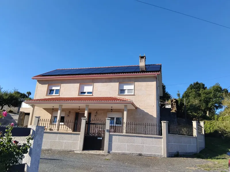 Casa de granito con placas solares instaladas en la cubierta