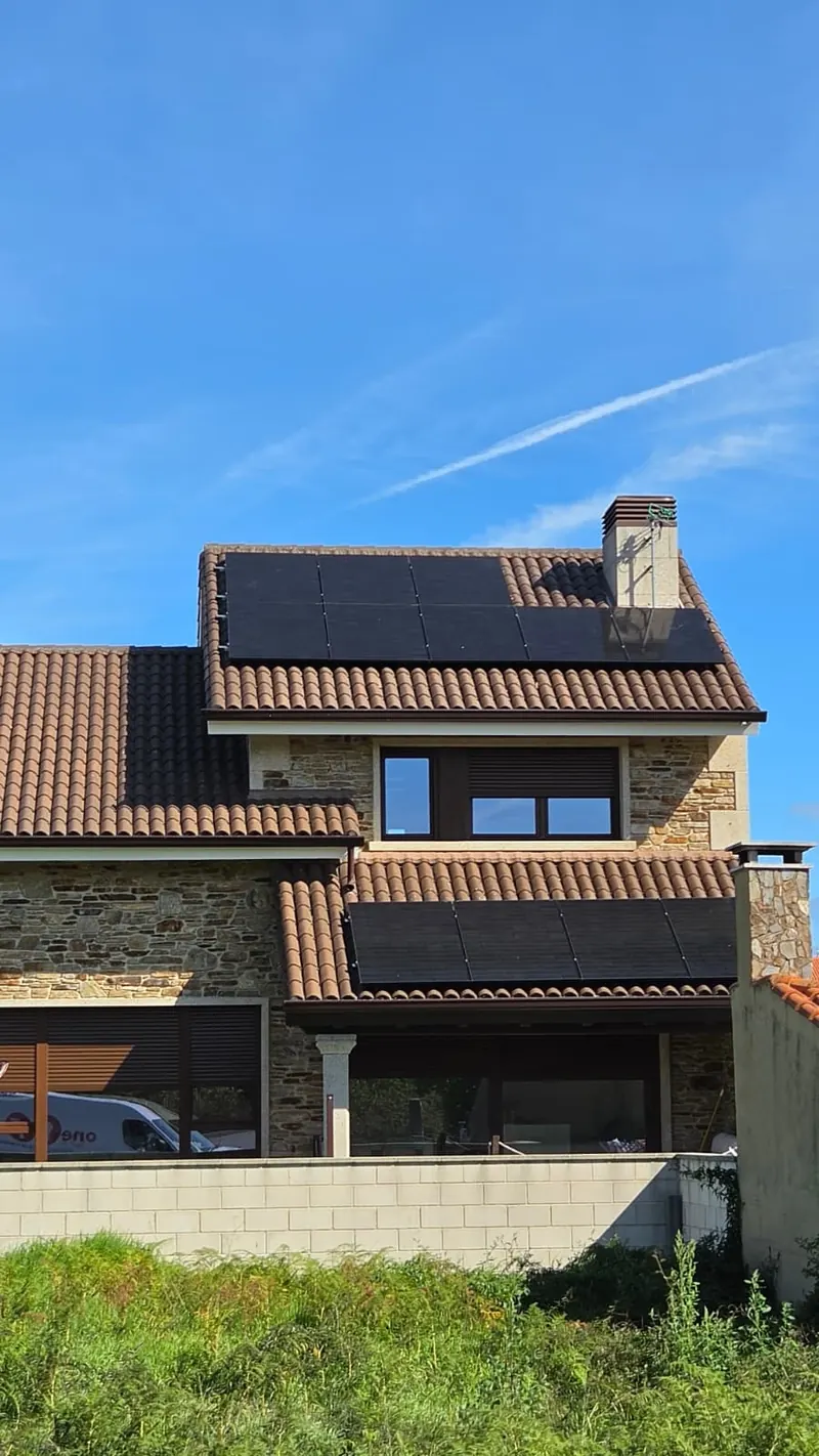 Vivienda de piedra con paneles solares en dos faldones del tejado