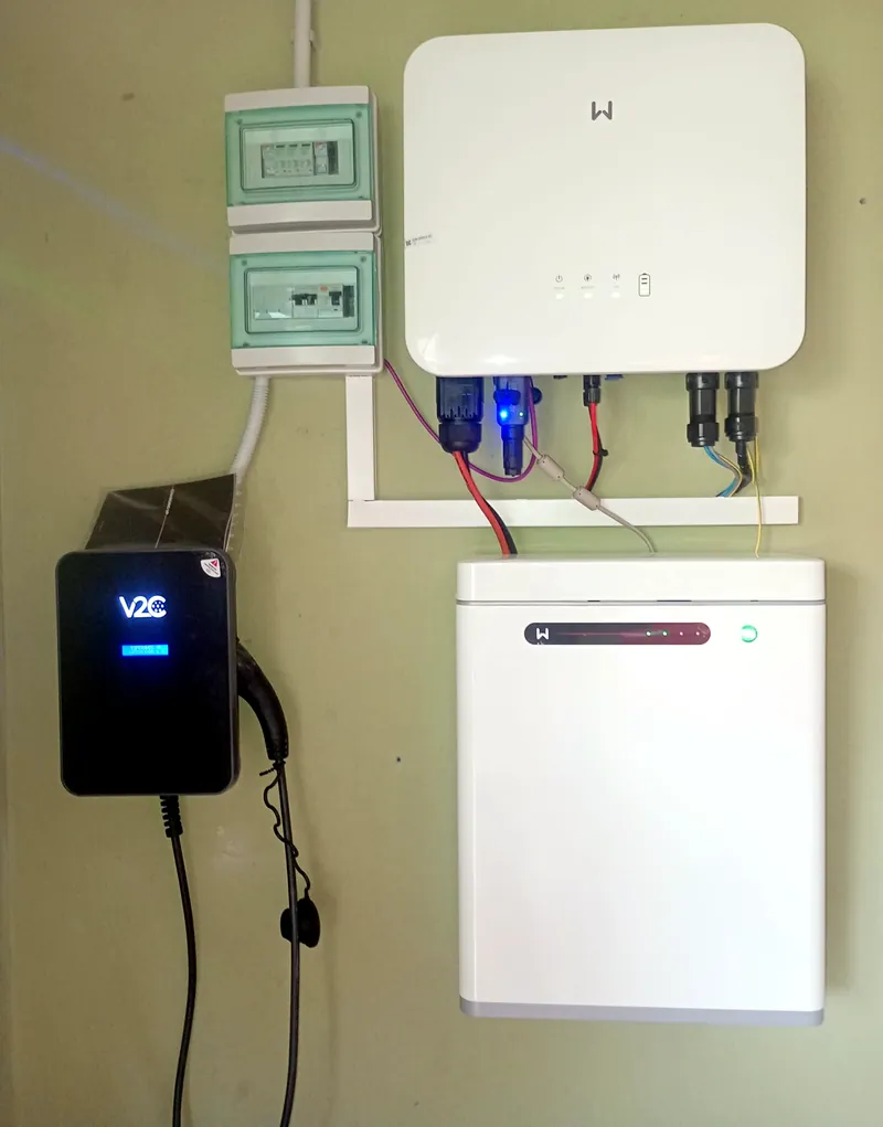 Inversor híbrido, batería y cargador de vehículo eléctrico en una misma instalación
