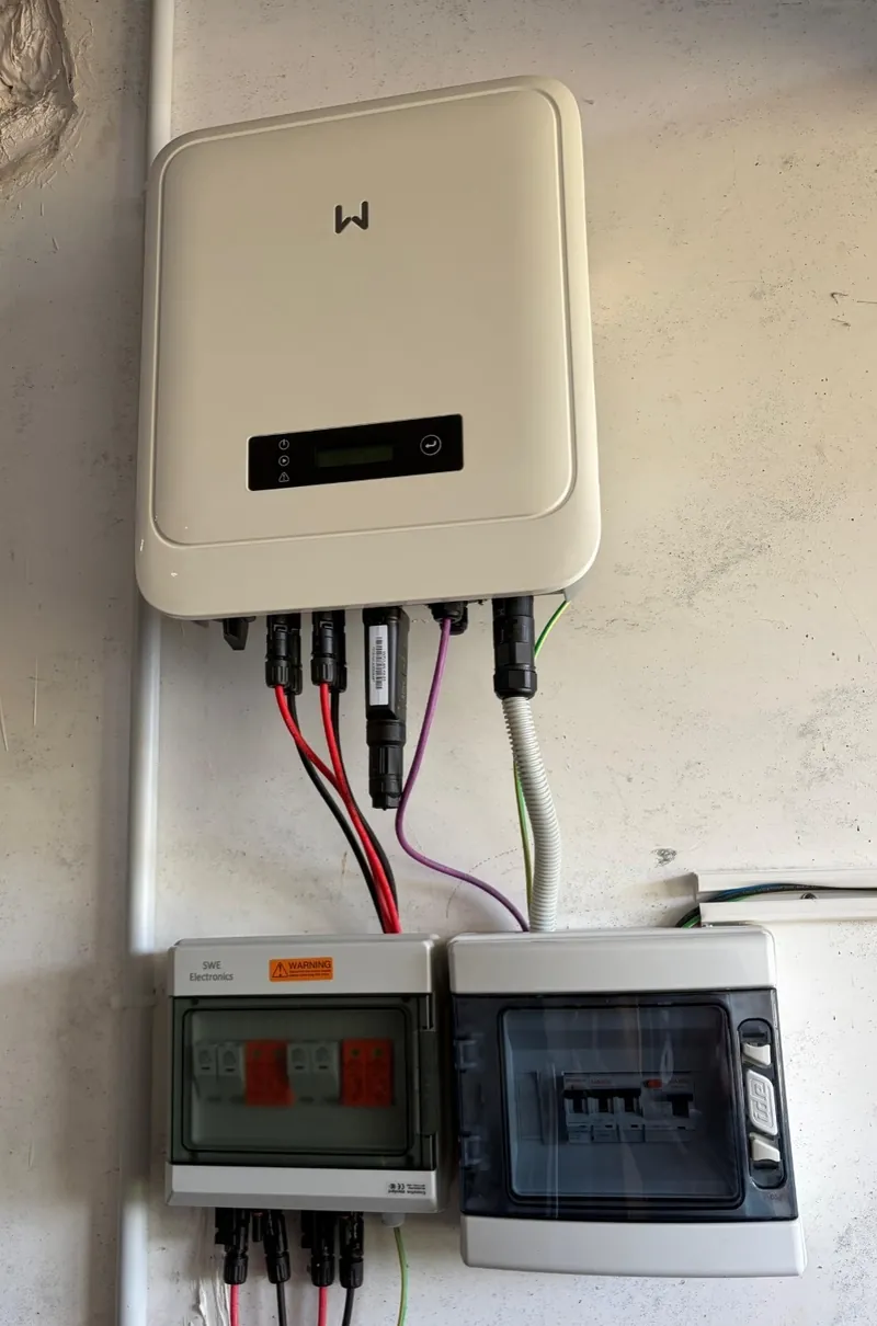 Inversor fotovoltaico con conexiones de paneles y cuadros de protecciones