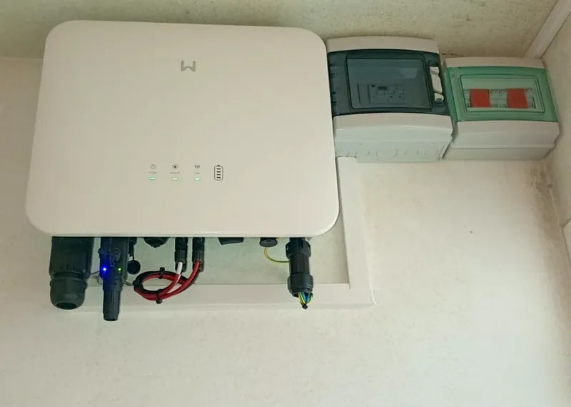 Inversor solar con sus cuadros de protección instalado en una esquina