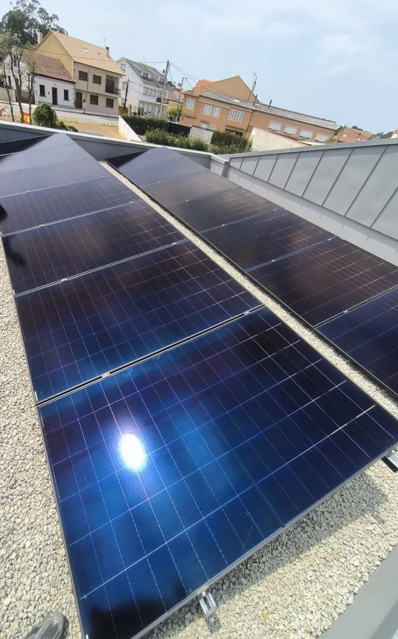 Paneles solares inclinados sobre una azotea con estructura metálica
