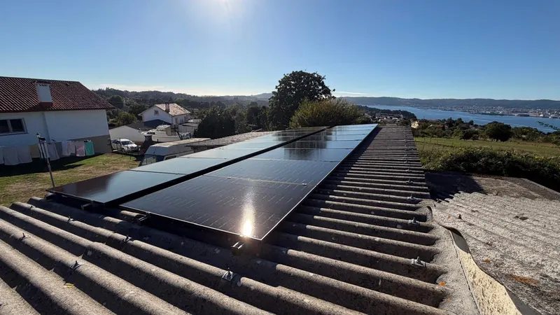 Paneles solares sobre cubierta ondulada con vistas a la ría
