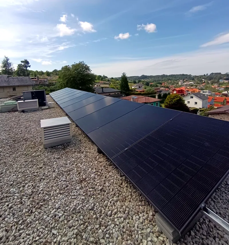 Hilera de paneles solares sobre una cubierta plana de grava