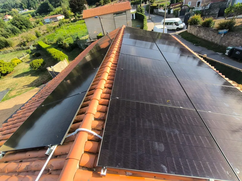 Instalación solar a ambos lados de la cumbrera de un tejado