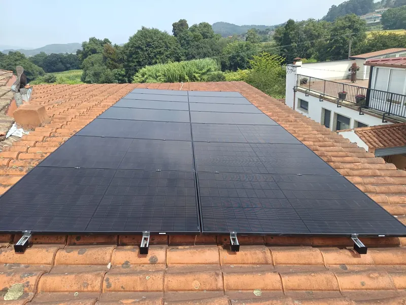 Paneles solares con estructura de anclaje sobre tejado de teja
