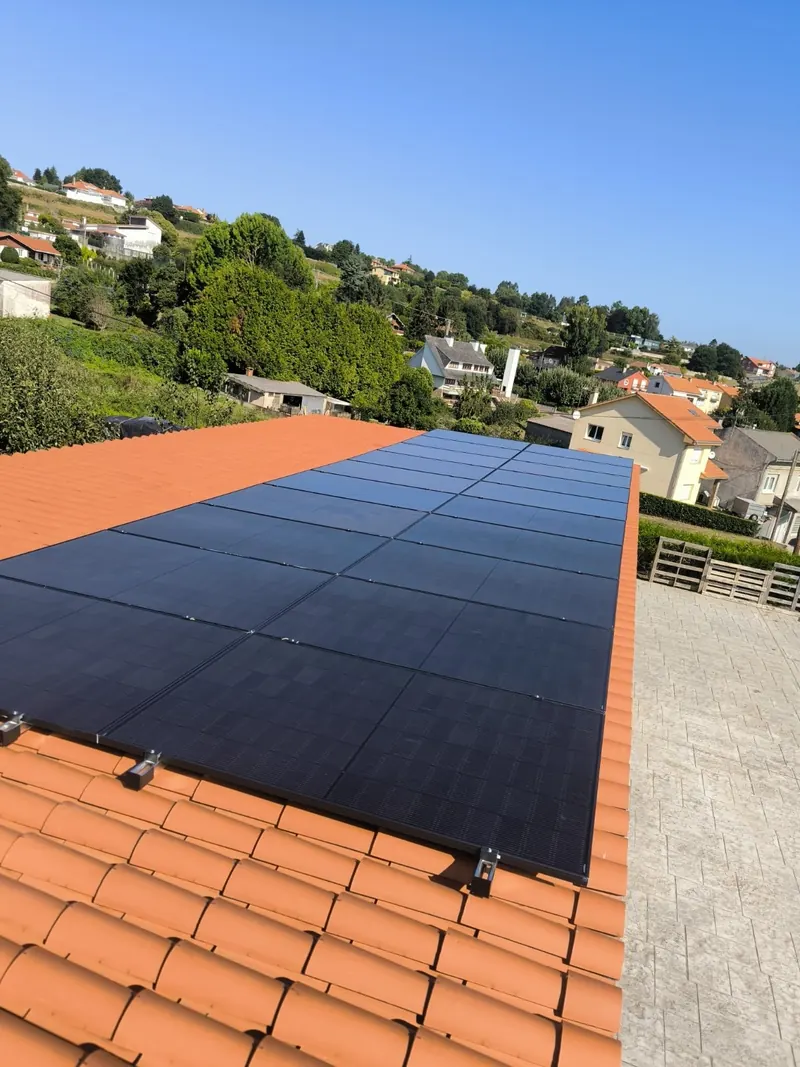 Paneles solares sobre tejado con vistas al valle