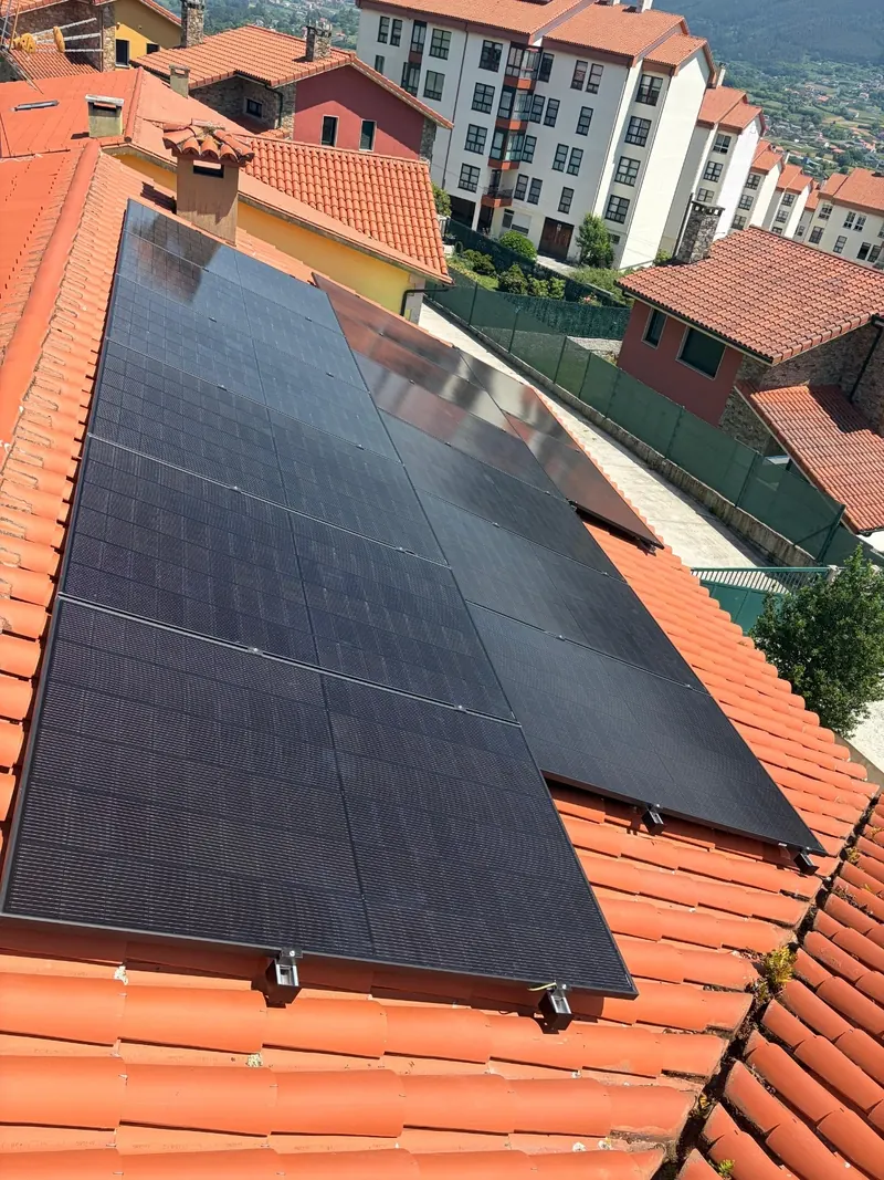 Paneles solares sobre tejado en una urbanización residencial