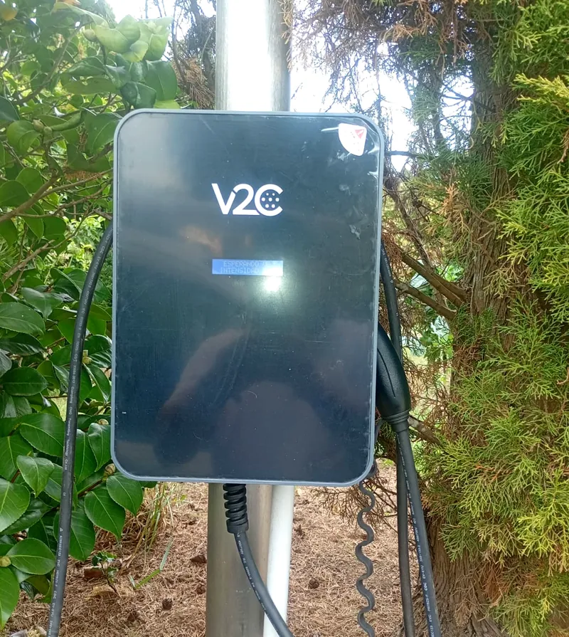 Punto de carga para vehículo eléctrico instalado en exterior
