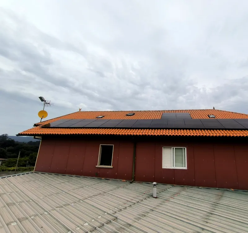 Vivienda con paneles solares en el faldón del tejado